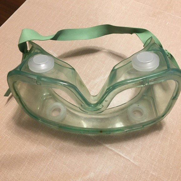 Two Safety goggles - Picture 2 of 4